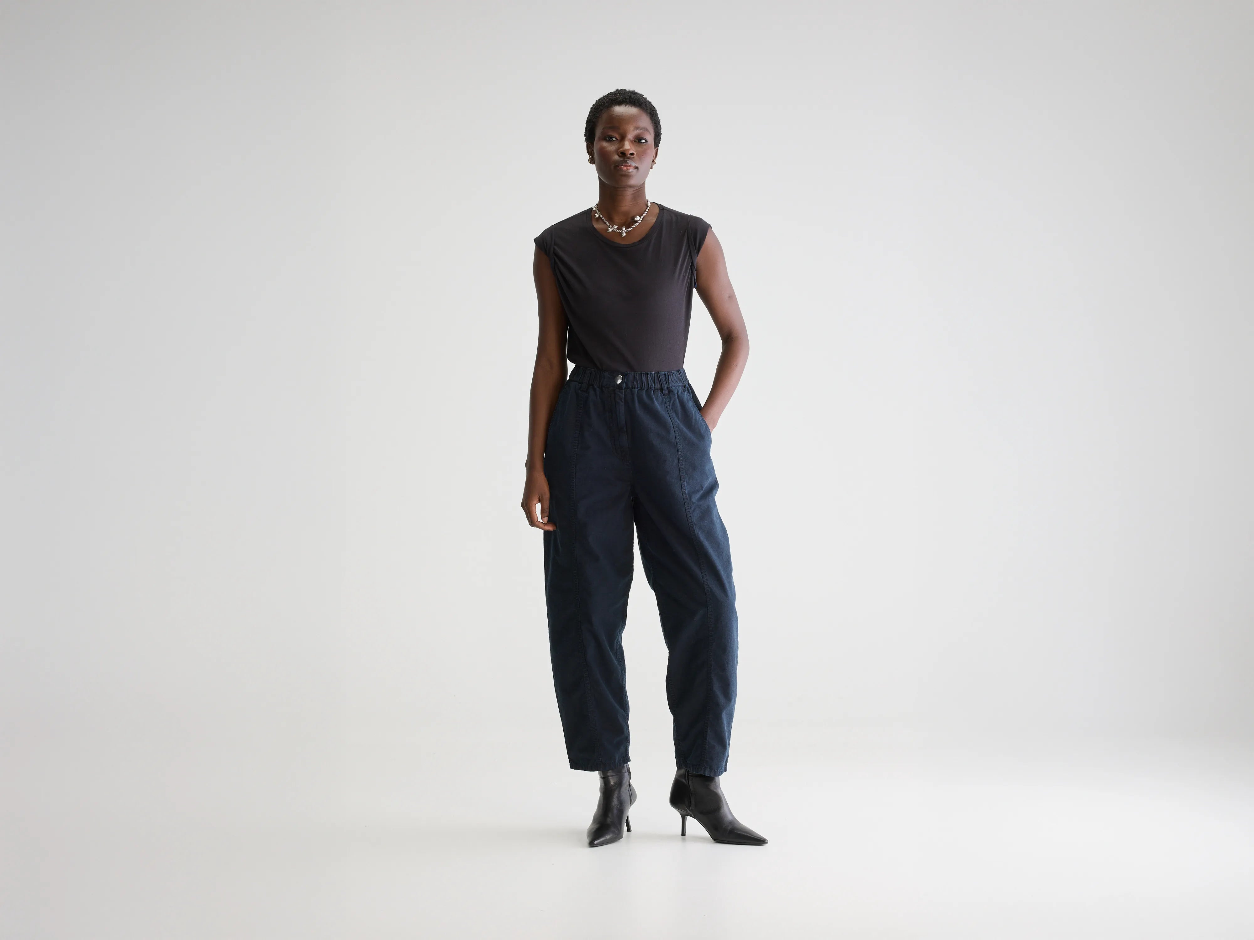 Wesly relaxed trousers (251 / W / NAVY) Trousers Essential Wardrobe